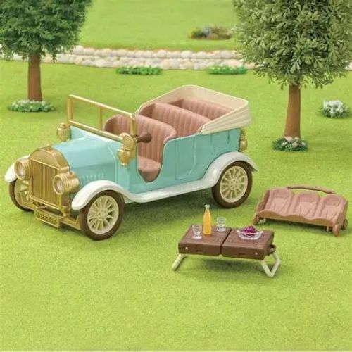 Sylvanian Families Classic Family Car content